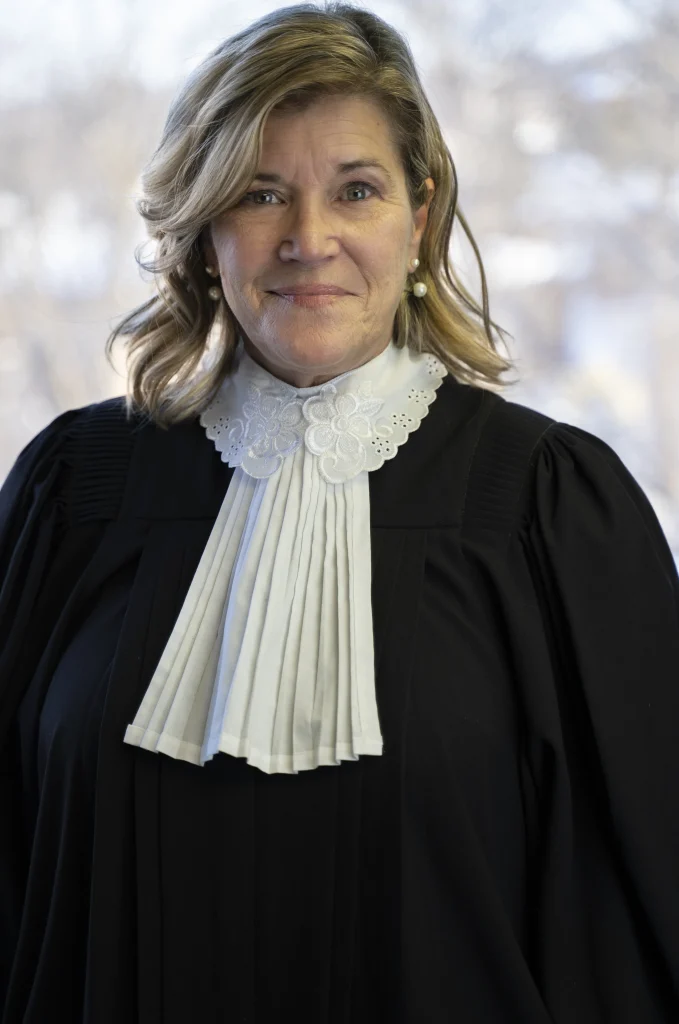 Photo professionnelle de l'avocate Pascale Desrosiers